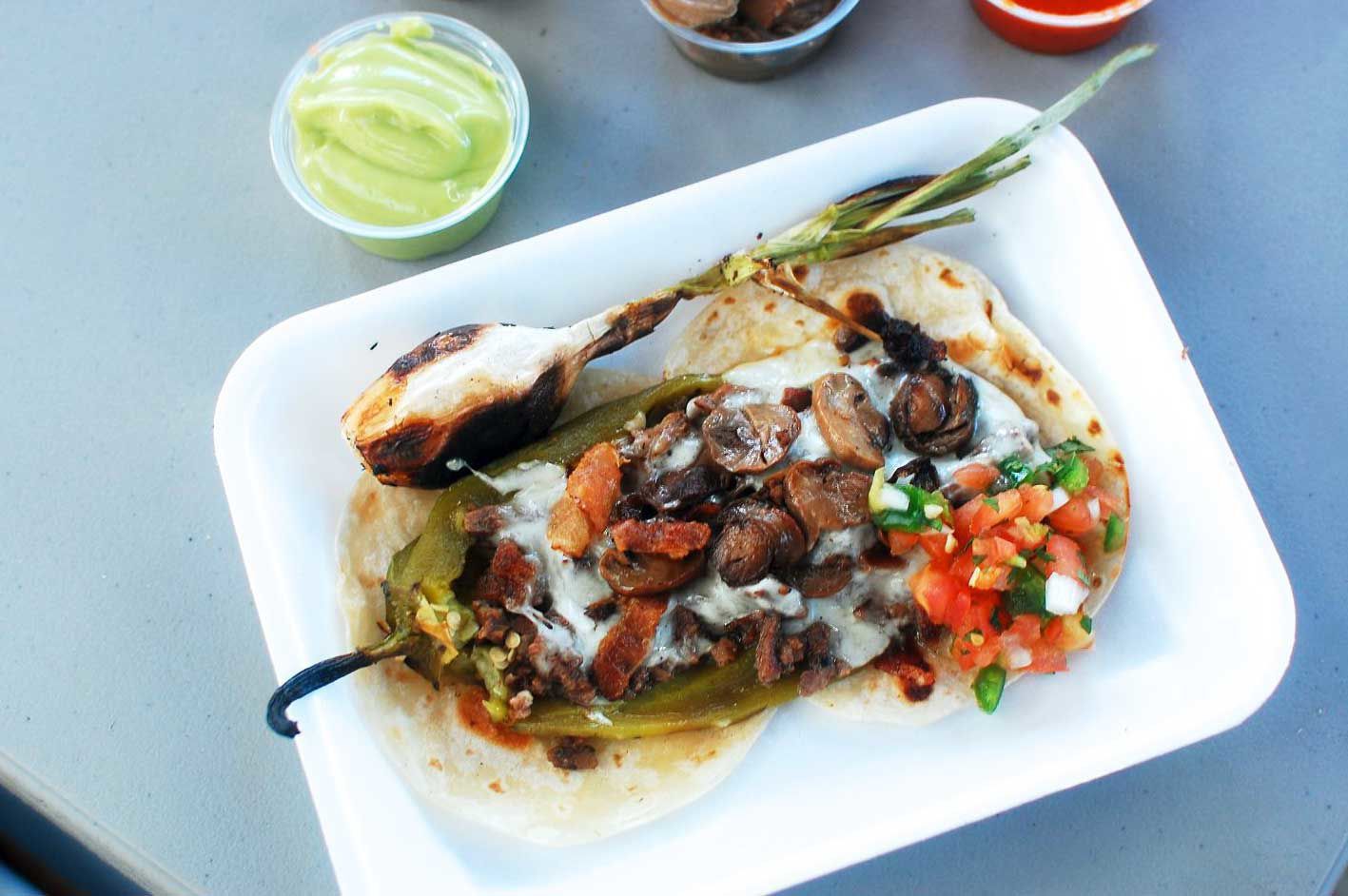 Taco Yaqui Aquí con el Nene LE
